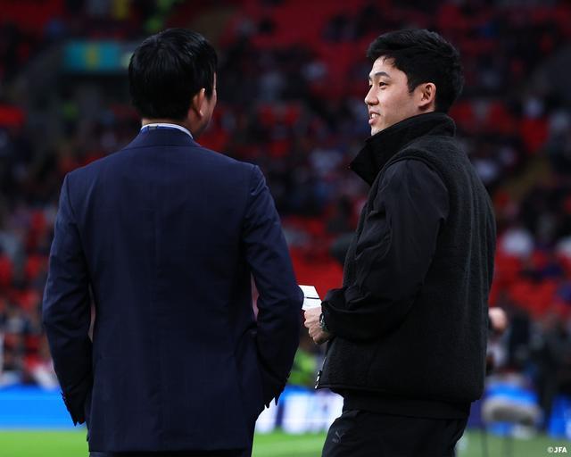 因伤缺阵，远藤航、南野拓实在温布利现场观战日本vs英格兰